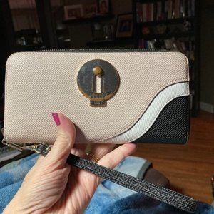 Guess 1981 Vintage Ladies Clutch Wallet